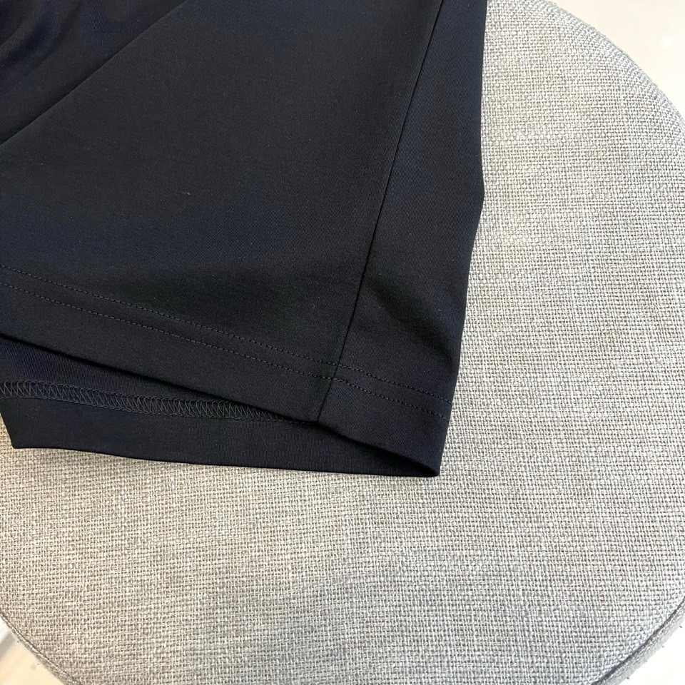 Mon蒙口、2026春夏新品短袖T恤重磅登场，以纯色为基底，胸前经典字母标识融入艺术化圆环设计，搭配撞色