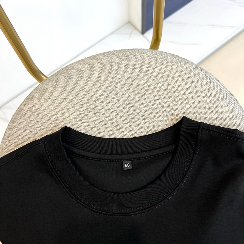 Mon蒙口、2026春夏新品短袖T恤重磅登场，以纯色为基底，胸前经典字母标识融入艺术化圆环设计，搭配撞色