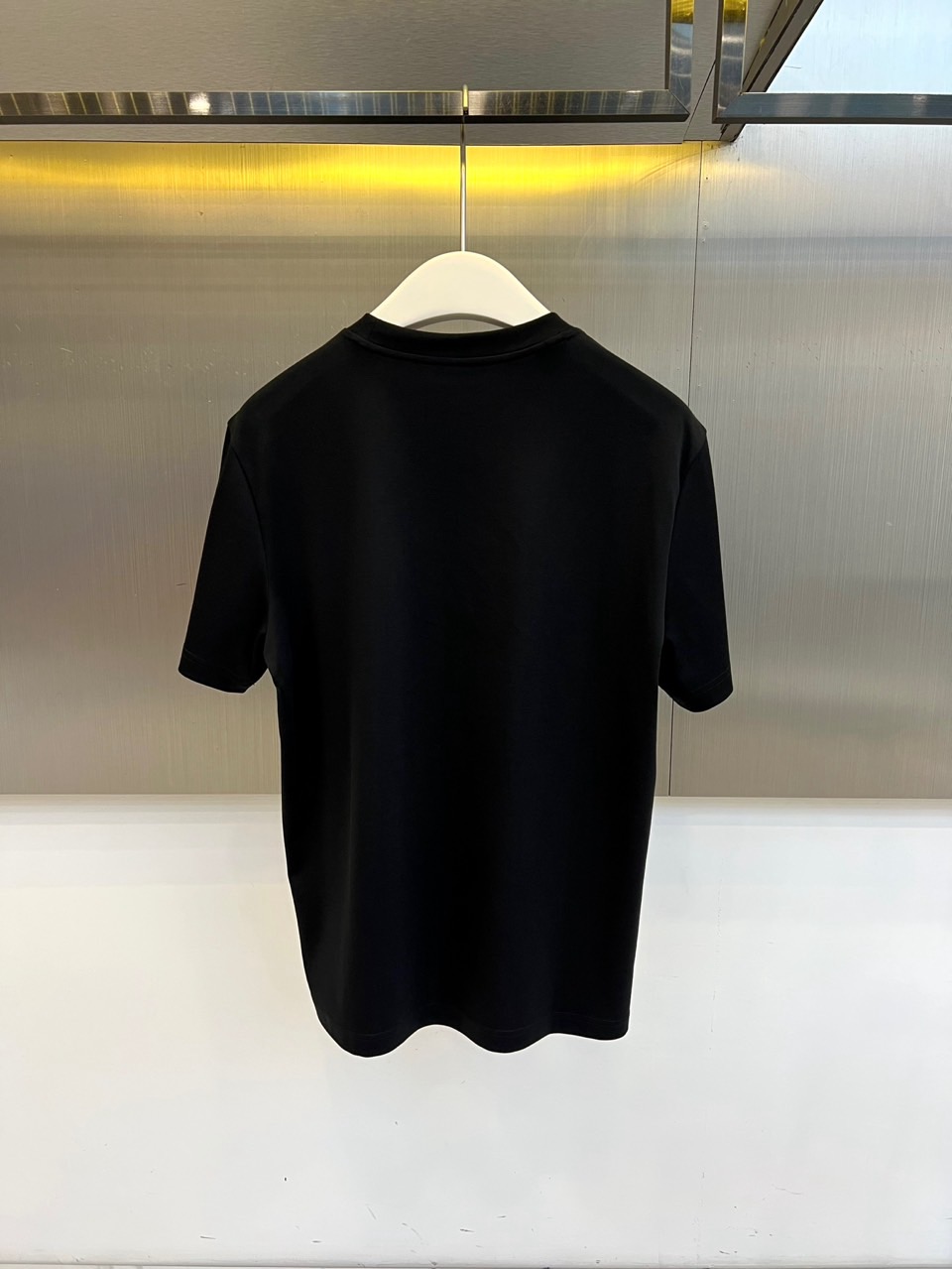 Mon蒙口、2026春夏新品短袖T恤重磅登场，以纯色为基底，胸前经典字母标识融入艺术化圆环设计，搭配撞色