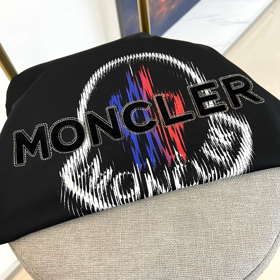 Mon蒙口、2026春夏新品短袖T恤重磅登场，以纯色为基底，胸前经典字母标识融入艺术化圆环设计，搭配撞色