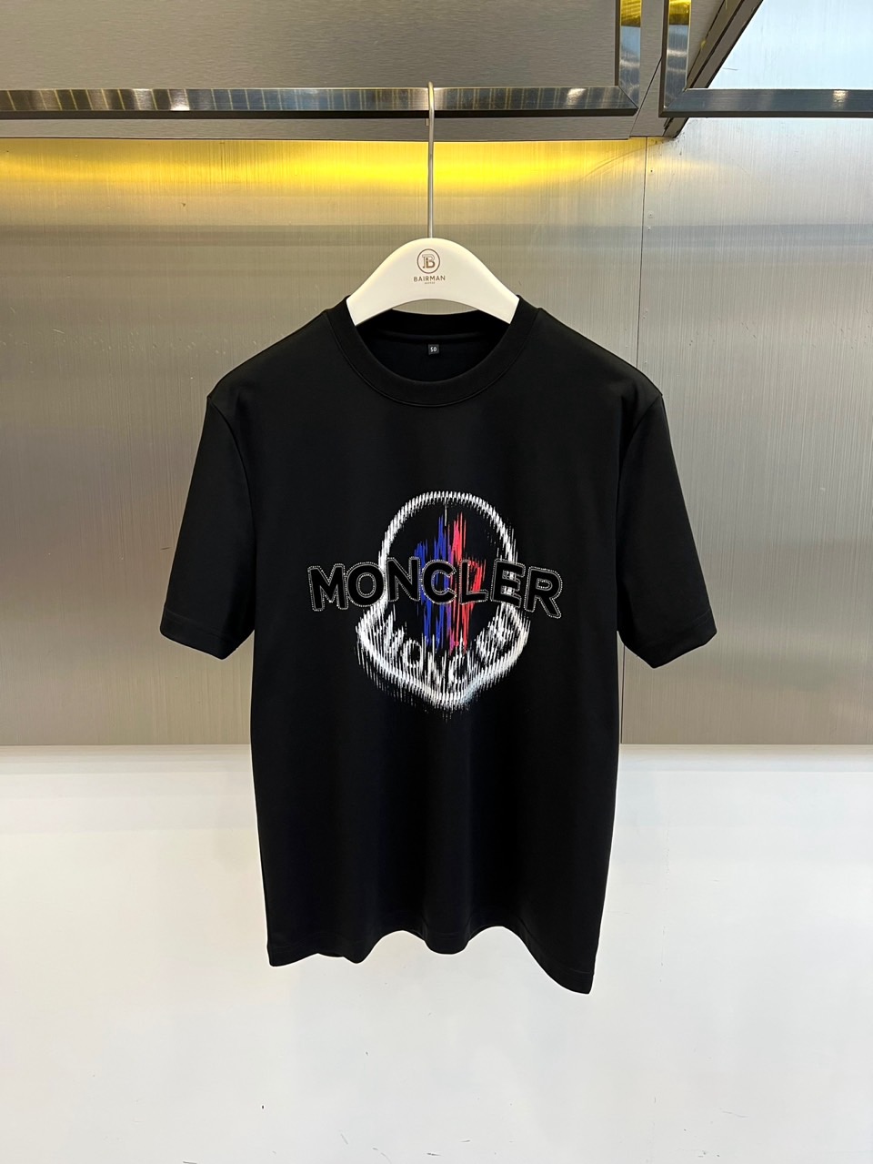 Mon蒙口、2026春夏新品短袖T恤重磅登场，以纯色为基底，胸前经典字母标识融入艺术化圆环设计，搭配撞色