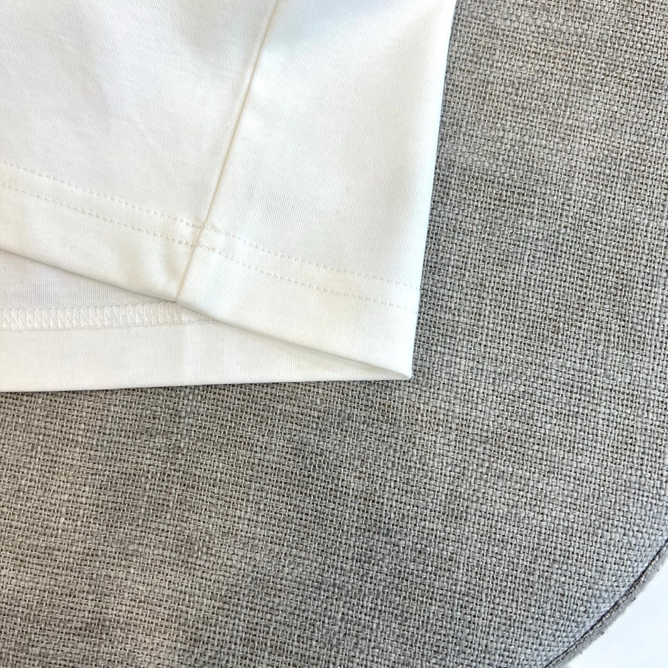 Mon蒙口、2026春夏新品短袖T恤重磅登场，以纯色为基底，胸前经典字母标识融入艺术化圆环设计，搭配撞色