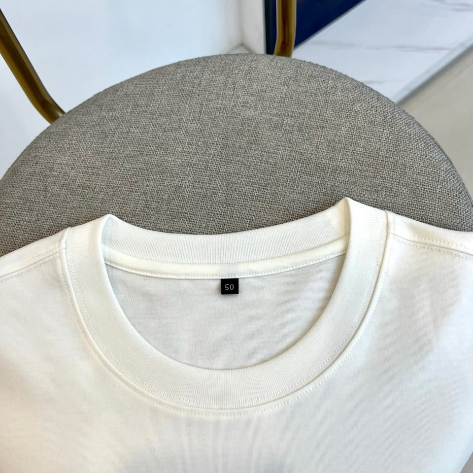 Mon蒙口、2026春夏新品短袖T恤重磅登场，以纯色为基底，胸前经典字母标识融入艺术化圆环设计，搭配撞色