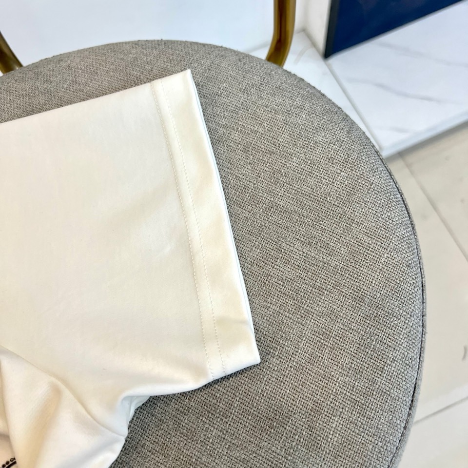 Mon蒙口、2026春夏新品短袖T恤重磅登场，以纯色为基底，胸前经典字母标识融入艺术化圆环设计，搭配撞色