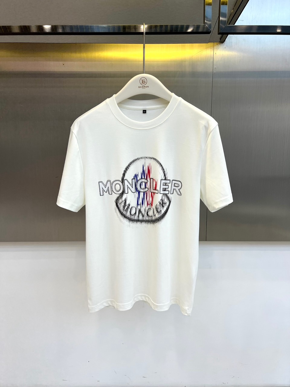 Mon蒙口、2026春夏新品短袖T恤重磅登场，以纯色为基底，胸前经典字母标识融入艺术化圆环设计，搭配撞色