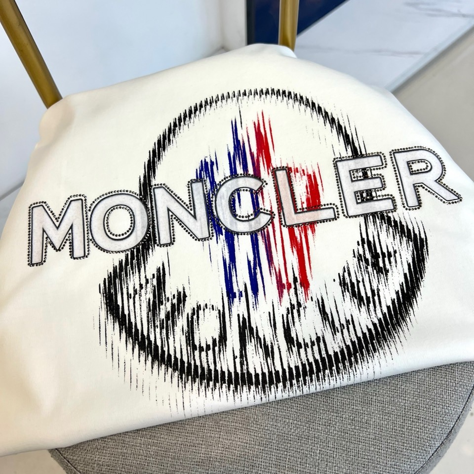 Mon蒙口、2026春夏新品短袖T恤重磅登场，以纯色为基底，胸前经典字母标识融入艺术化圆环设计，搭配撞色