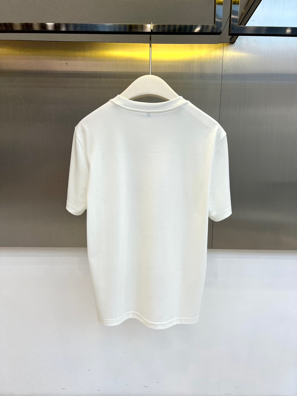 Mon蒙口、2026春夏新品短袖T恤重磅登场，以纯色为基底，胸前经典字母标识融入艺术化圆环设计，搭配撞色