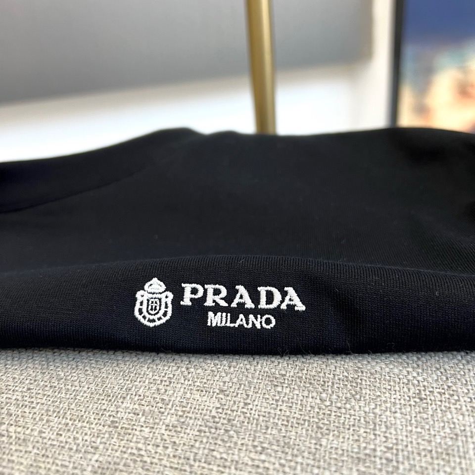 Prad普拉达、2026春夏新品短袖T恤，以利落圆领勾勒颈部线条，宽松剪裁赋予身体自由舒展空间，简约廓形