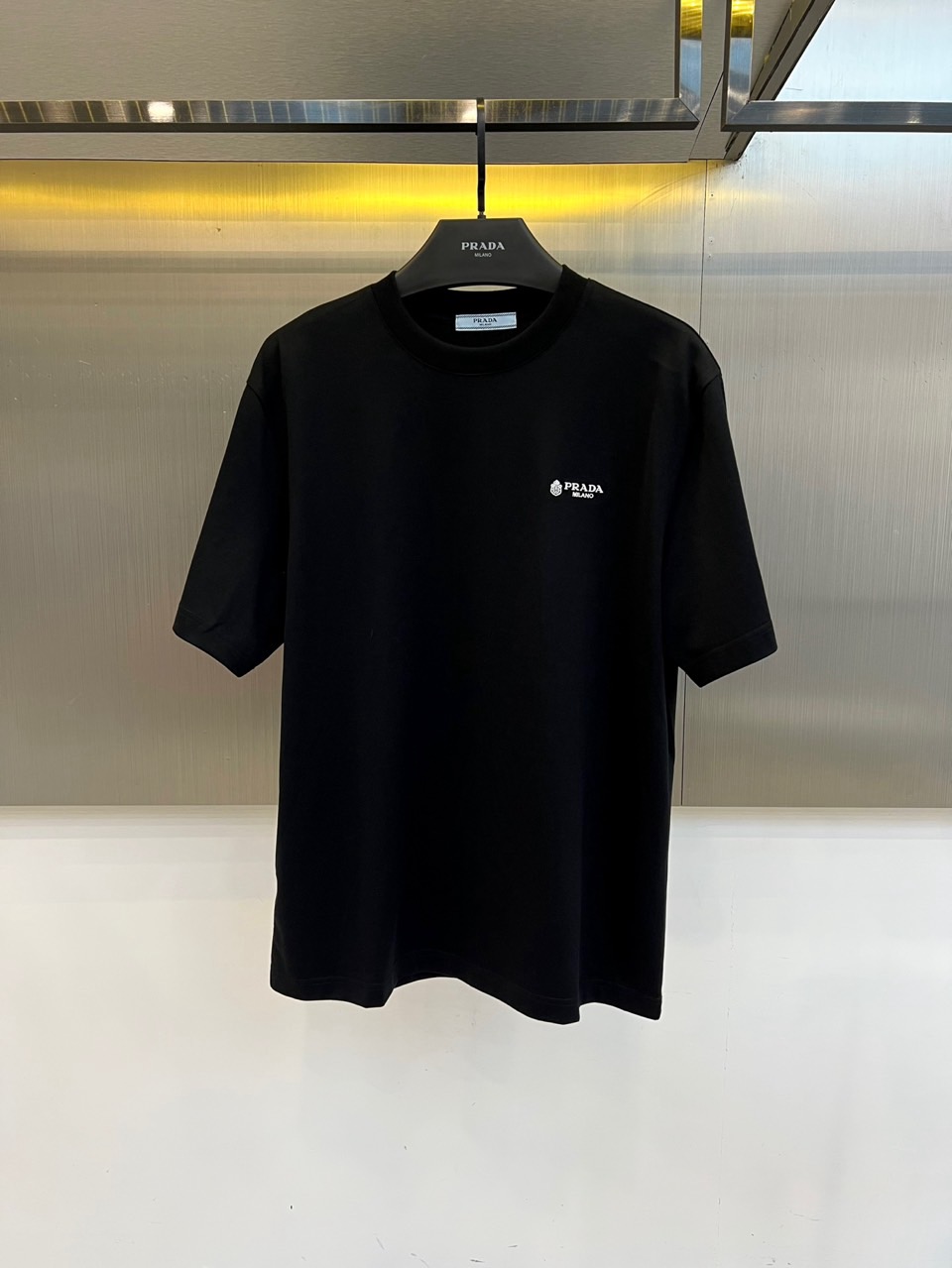 Prad普拉达、2026春夏新品短袖T恤，以利落圆领勾勒颈部线条，宽松剪裁赋予身体自由舒展空间，简约廓形