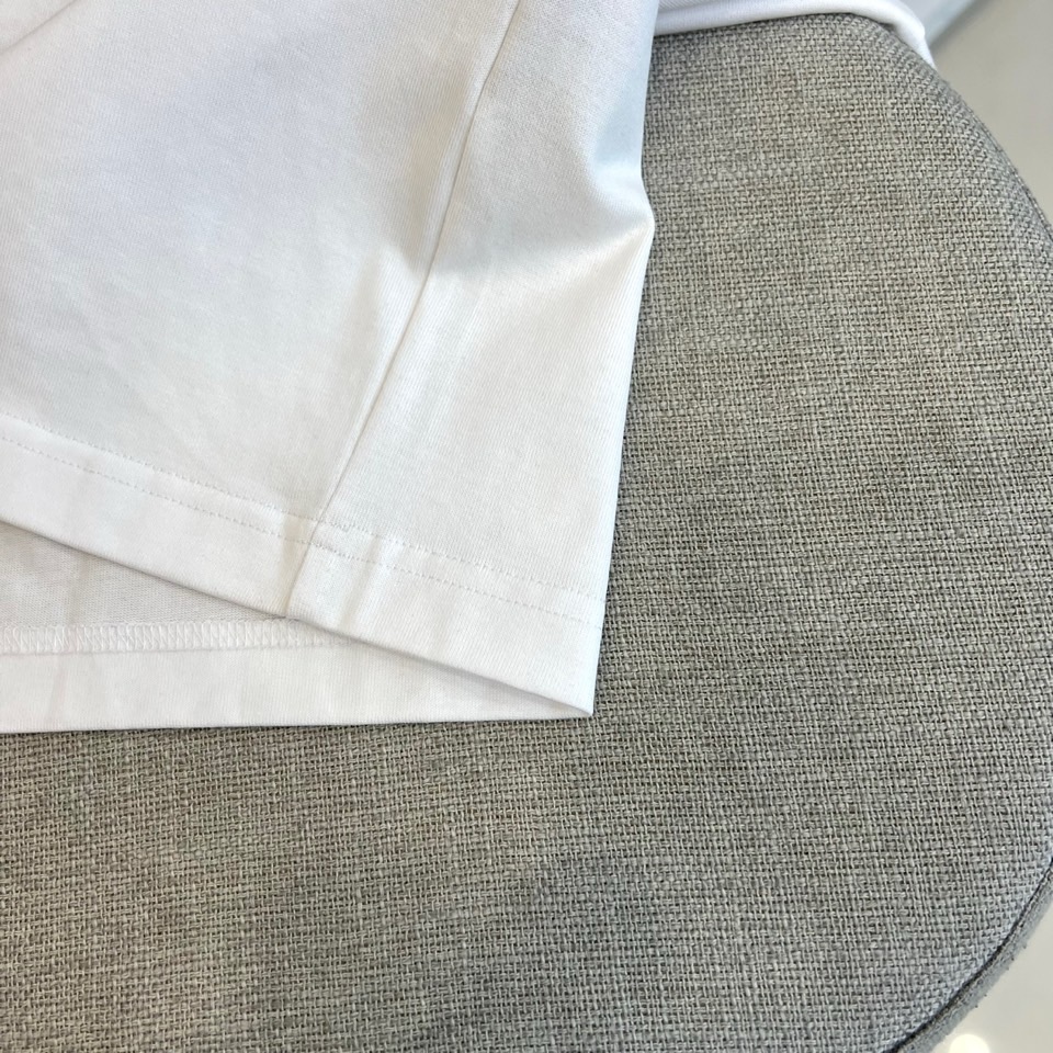 Prad普拉达、2026春夏新品短袖T恤，以利落圆领勾勒颈部线条，宽松剪裁赋予身体自由舒展空间，简约廓形