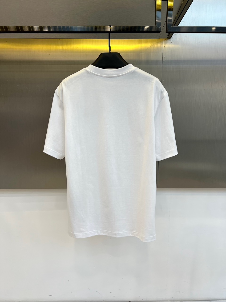 Prad普拉达、2026春夏新品短袖T恤，以利落圆领勾勒颈部线条，宽松剪裁赋予身体自由舒展空间，简约廓形