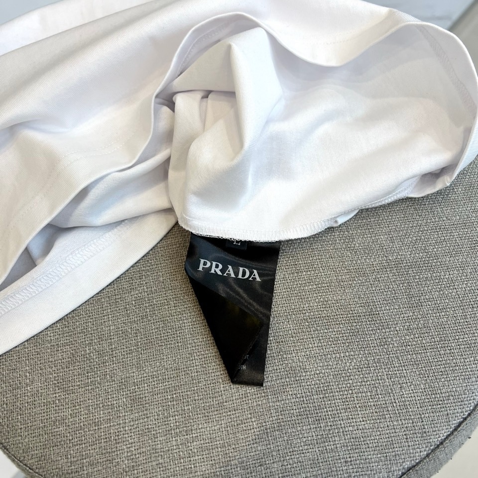 Prad普拉达、2026春夏新品短袖T恤，以利落圆领勾勒颈部线条，宽松剪裁赋予身体自由舒展空间，简约廓形