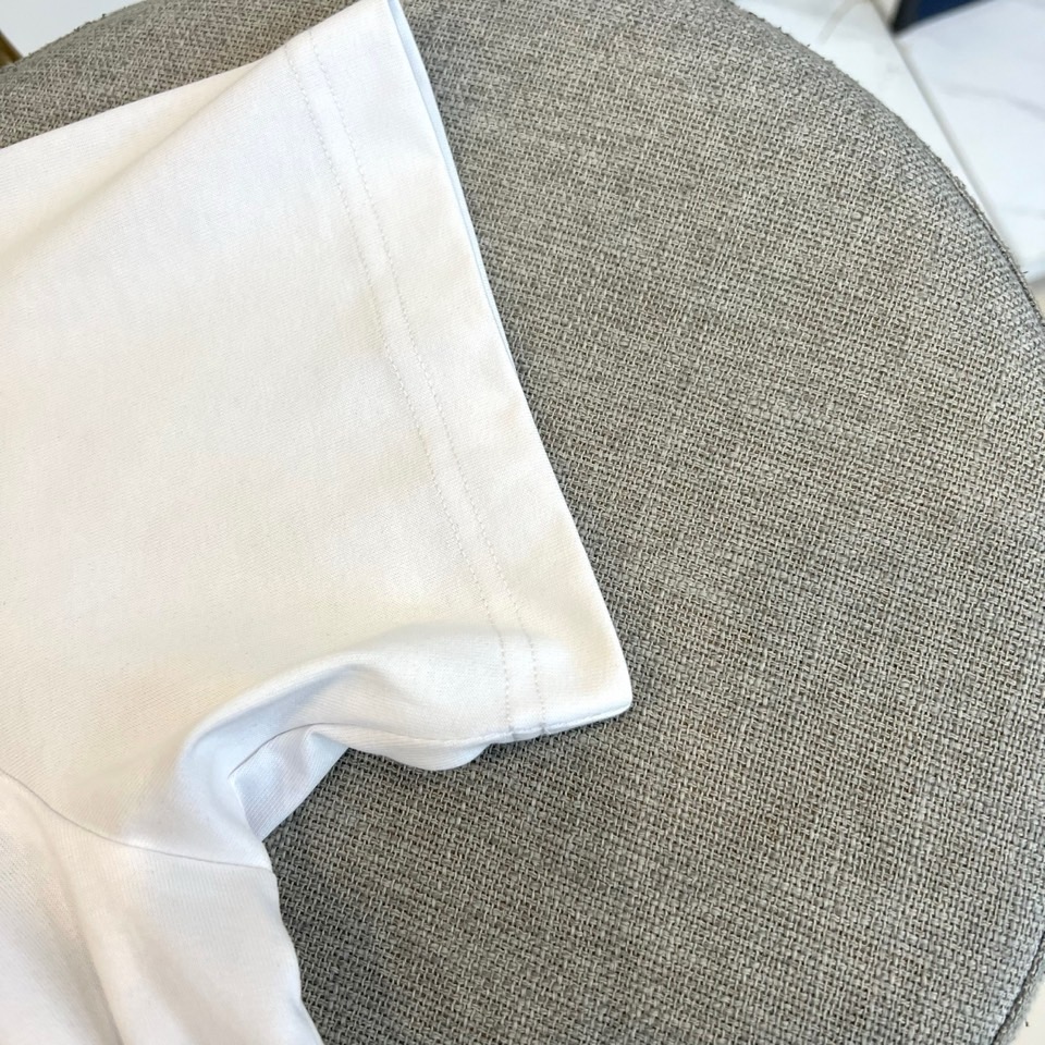 Prad普拉达、2026春夏新品短袖T恤，以利落圆领勾勒颈部线条，宽松剪裁赋予身体自由舒展空间，简约廓形