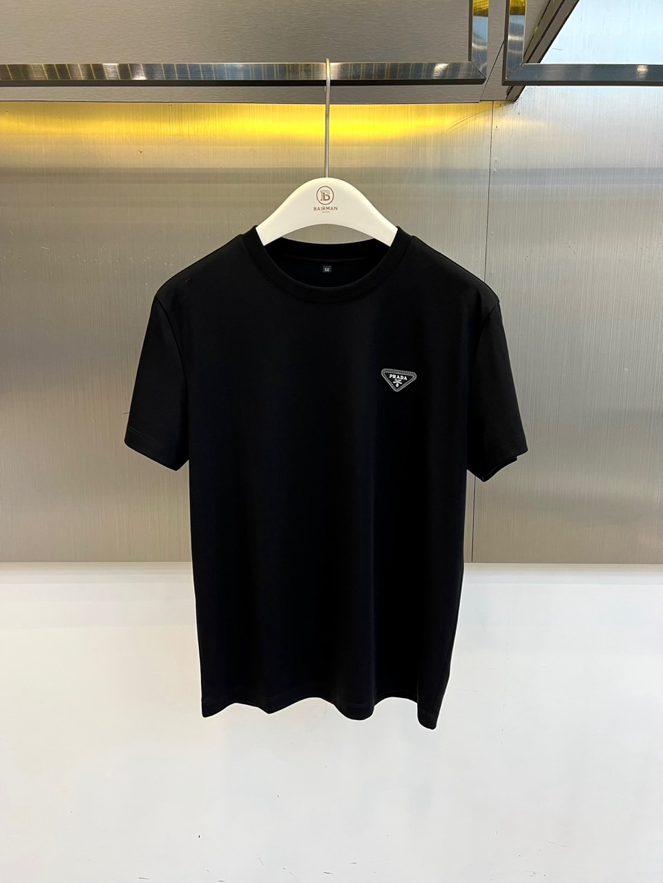 Prad普拉达、2026春夏新品短袖T恤，以纯色诠释极简美学，圆领短袖剪裁流畅利落，贴合身形却不失舒适余