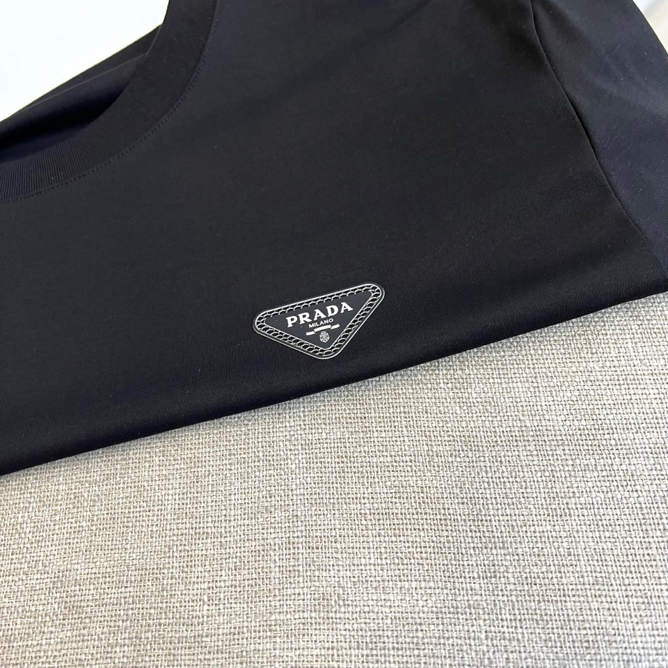 Prad普拉达、2026春夏新品短袖T恤，以纯色诠释极简美学，圆领短袖剪裁流畅利落，贴合身形却不失舒适余