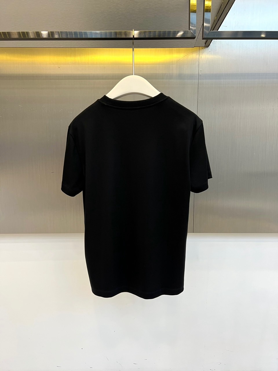 Prad普拉达、2026春夏新品短袖T恤，以纯色诠释极简美学，圆领短袖剪裁流畅利落，贴合身形却不失舒适余