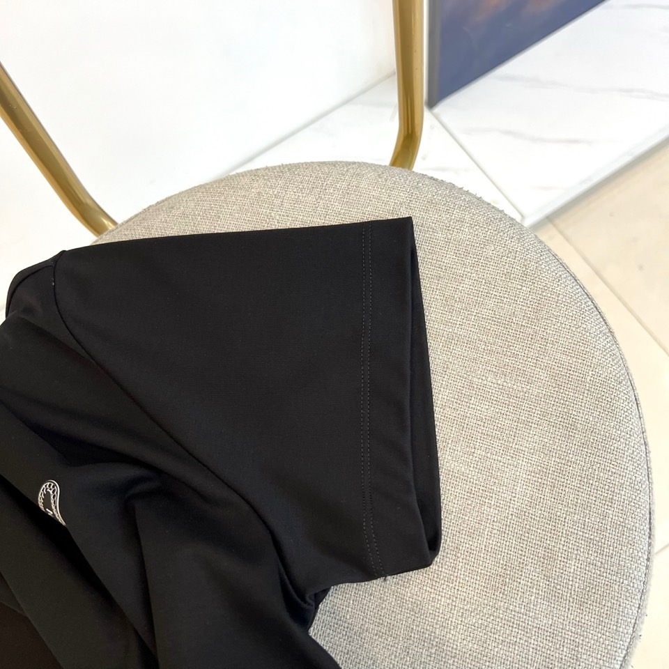 Prad普拉达、2026春夏新品短袖T恤，以纯色诠释极简美学，圆领短袖剪裁流畅利落，贴合身形却不失舒适余