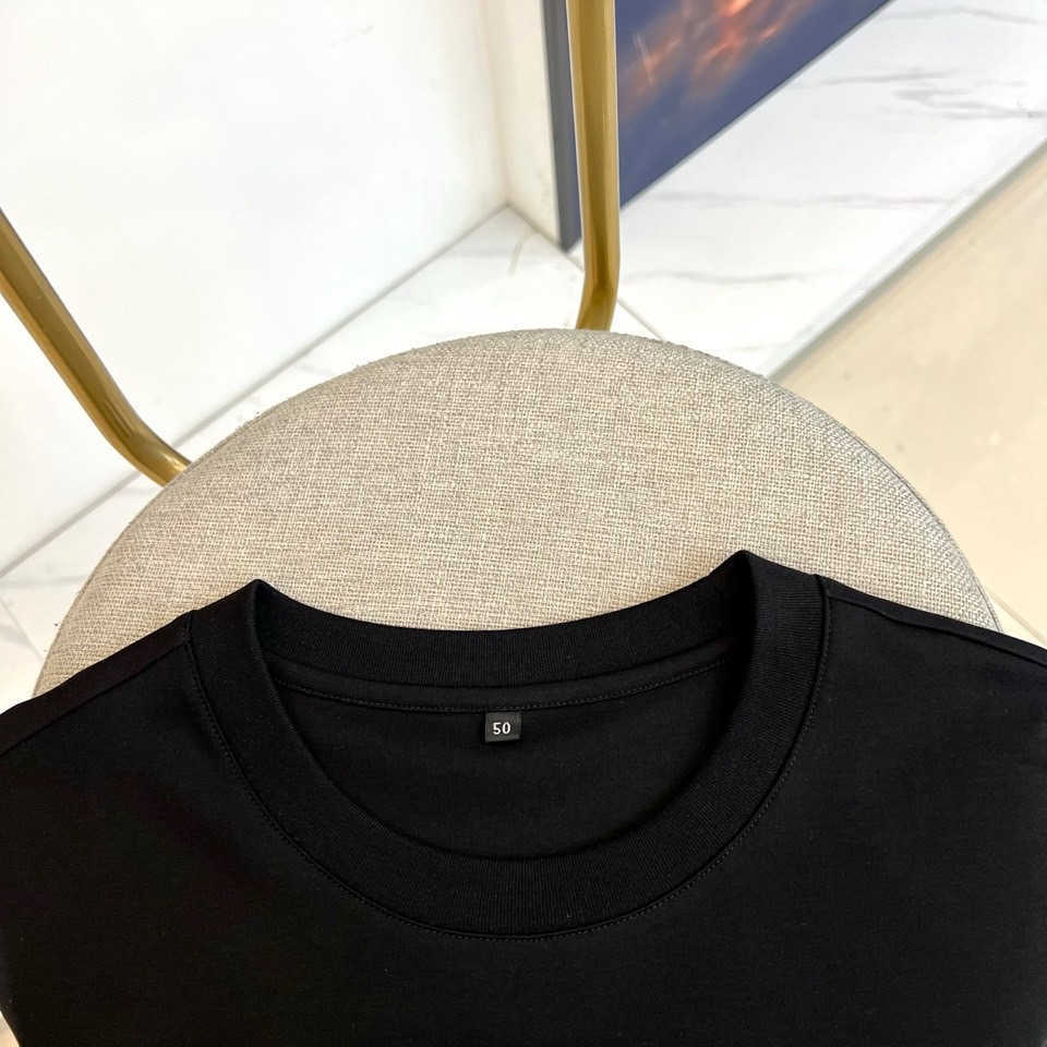 Prad普拉达、2026春夏新品短袖T恤，以纯色诠释极简美学，圆领短袖剪裁流畅利落，贴合身形却不失舒适余