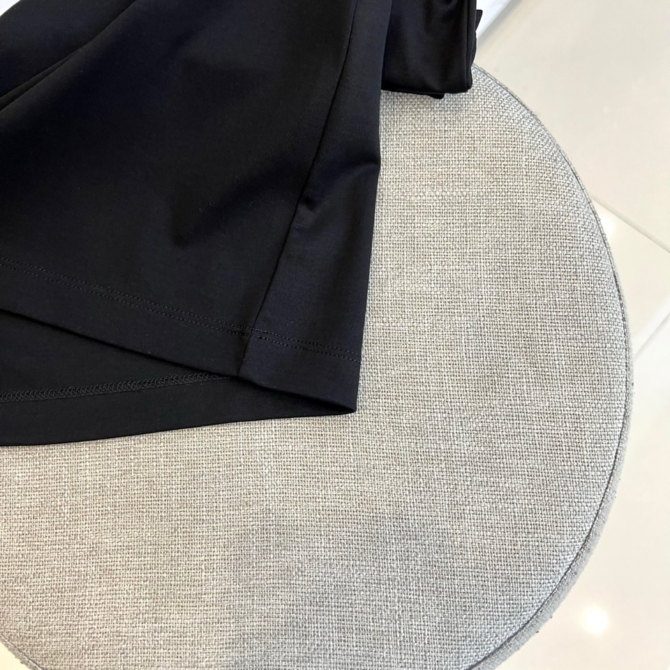 Prad普拉达、2026春夏新品短袖T恤，以纯色诠释极简美学，圆领短袖剪裁流畅利落，贴合身形却不失舒适余