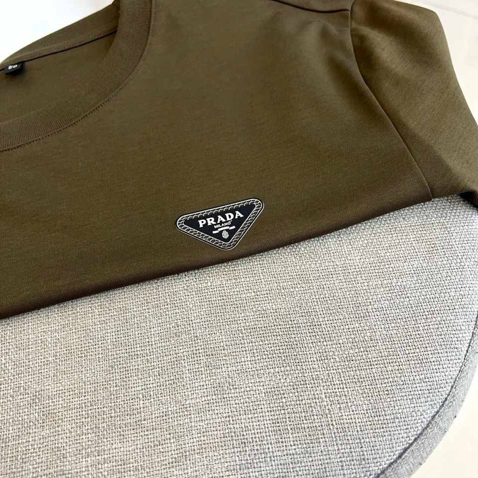 Prad普拉达、2026春夏新品短袖T恤，以纯色诠释极简美学，圆领短袖剪裁流畅利落，贴合身形却不失舒适余