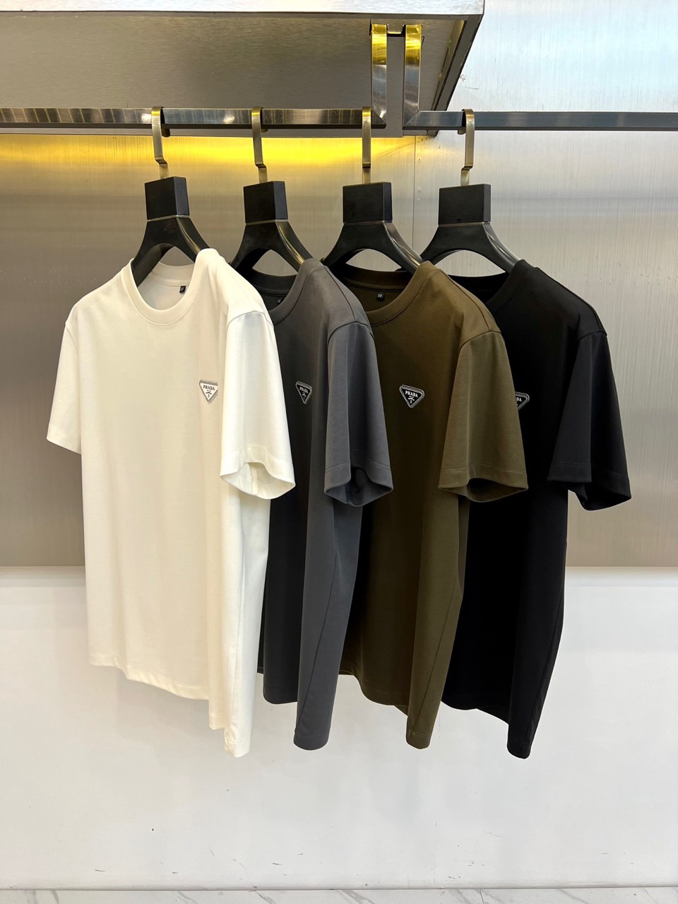 Prad普拉达、2026春夏新品短袖T恤，以纯色诠释极简美学，圆领短袖剪裁流畅利落，贴合身形却不失舒适余