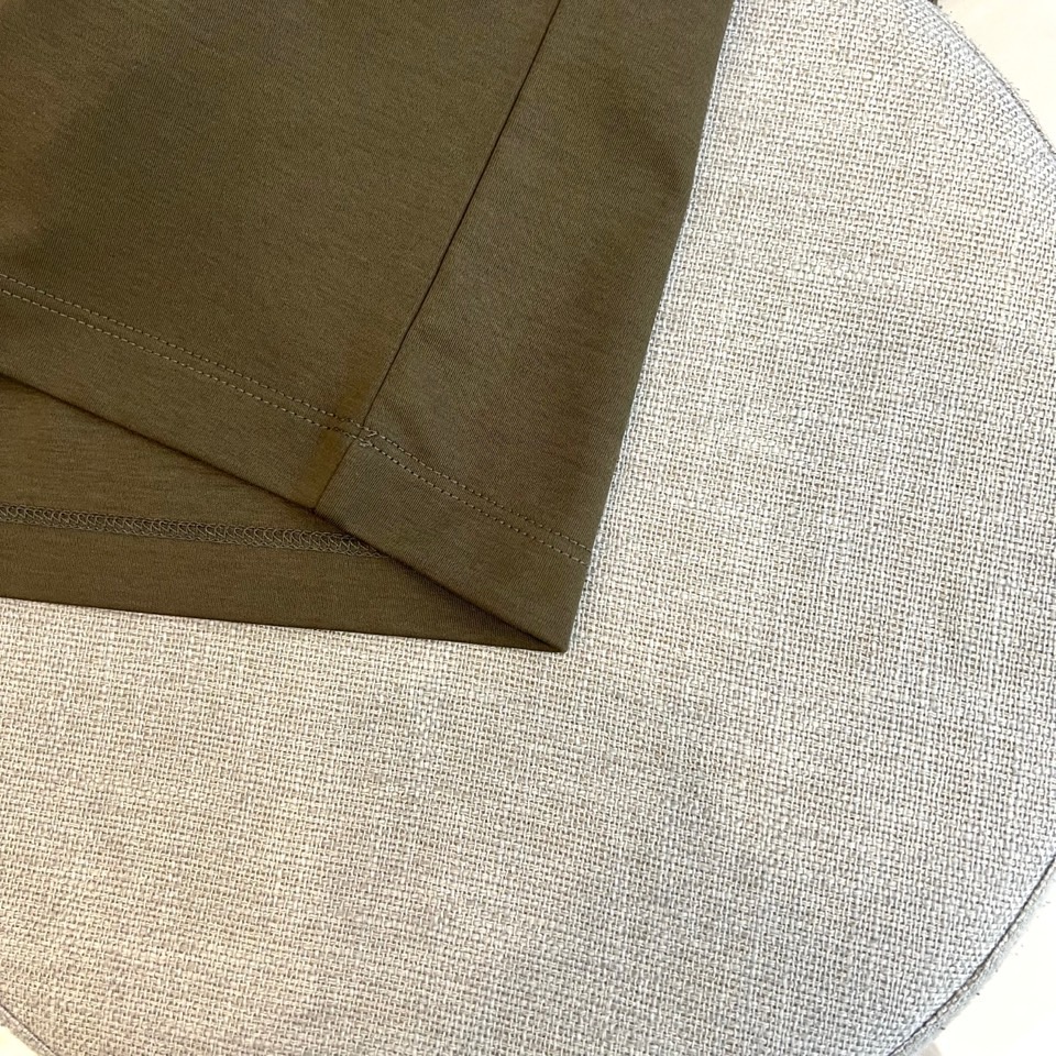 Prad普拉达、2026春夏新品短袖T恤，以纯色诠释极简美学，圆领短袖剪裁流畅利落，贴合身形却不失舒适余