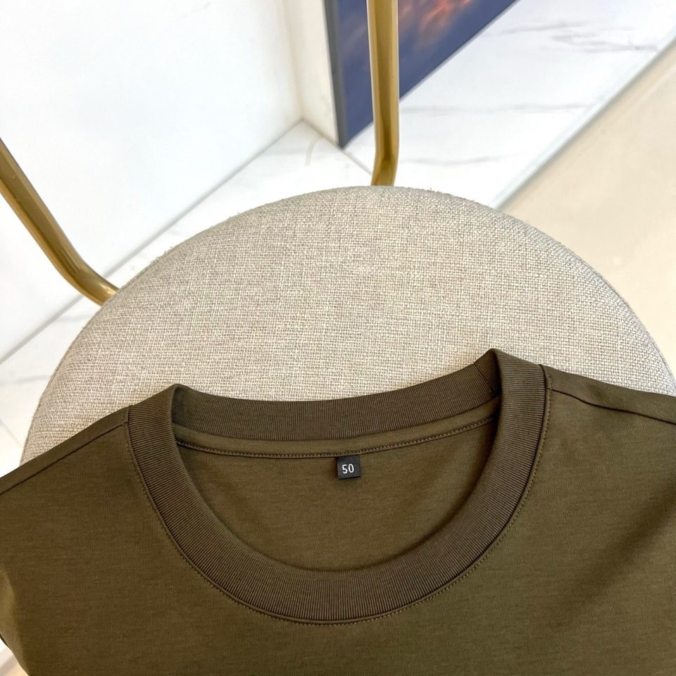 Prad普拉达、2026春夏新品短袖T恤，以纯色诠释极简美学，圆领短袖剪裁流畅利落，贴合身形却不失舒适余