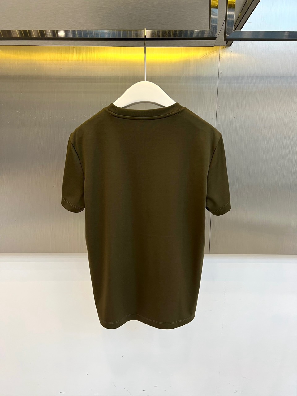 Prad普拉达、2026春夏新品短袖T恤，以纯色诠释极简美学，圆领短袖剪裁流畅利落，贴合身形却不失舒适余