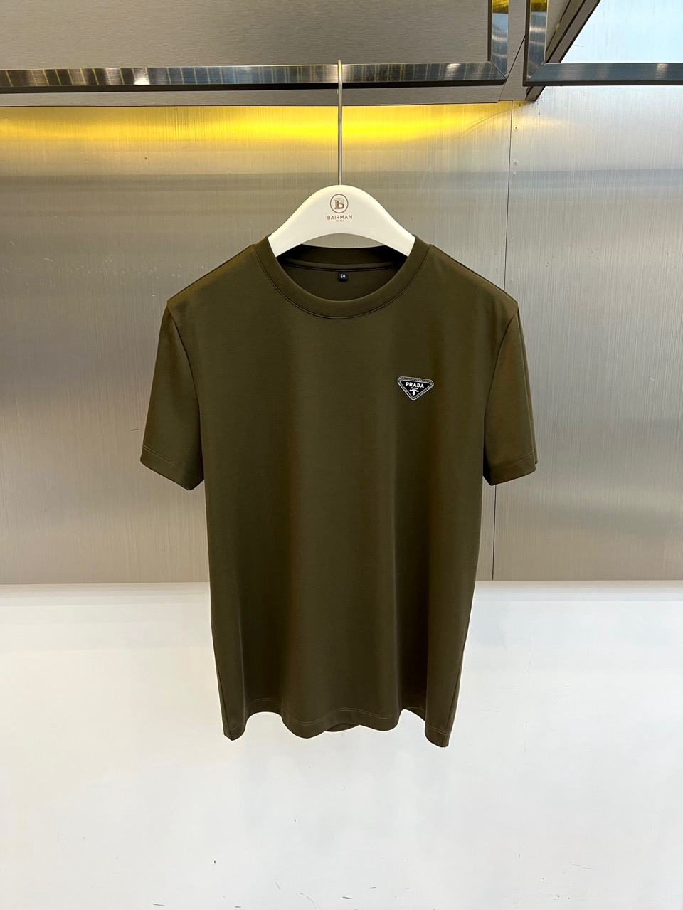 Prad普拉达、2026春夏新品短袖T恤，以纯色诠释极简美学，圆领短袖剪裁流畅利落，贴合身形却不失舒适余