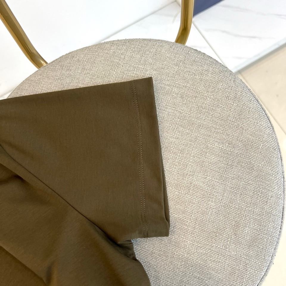 Prad普拉达、2026春夏新品短袖T恤，以纯色诠释极简美学，圆领短袖剪裁流畅利落，贴合身形却不失舒适余