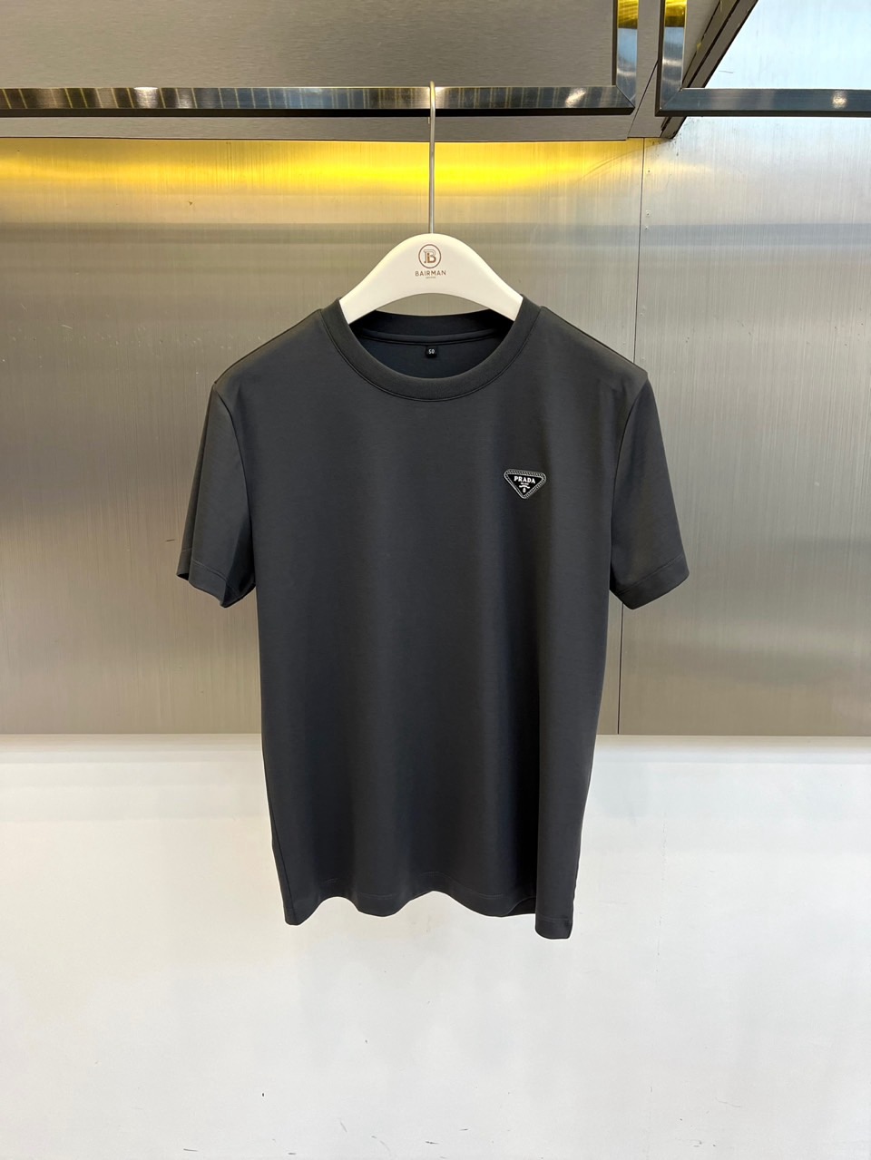 Prad普拉达、2026春夏新品短袖T恤，以纯色诠释极简美学，圆领短袖剪裁流畅利落，贴合身形却不失舒适余