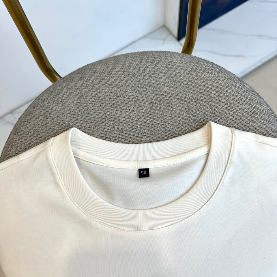 Prad普拉达、2026春夏新品短袖T恤，以纯色诠释极简美学，圆领短袖剪裁流畅利落，贴合身形却不失舒适余