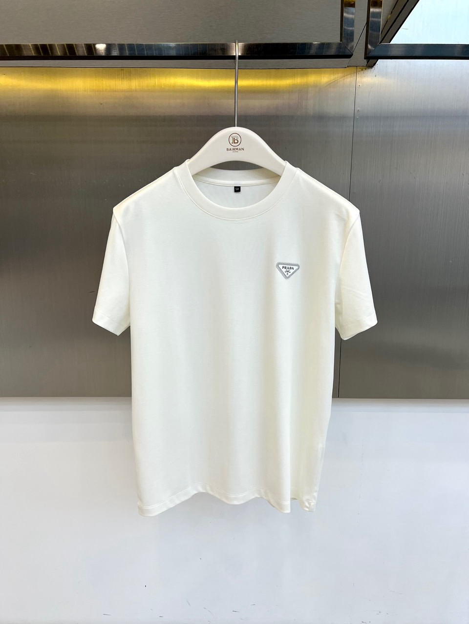 Prad普拉达、2026春夏新品短袖T恤，以纯色诠释极简美学，圆领短袖剪裁流畅利落，贴合身形却不失舒适余