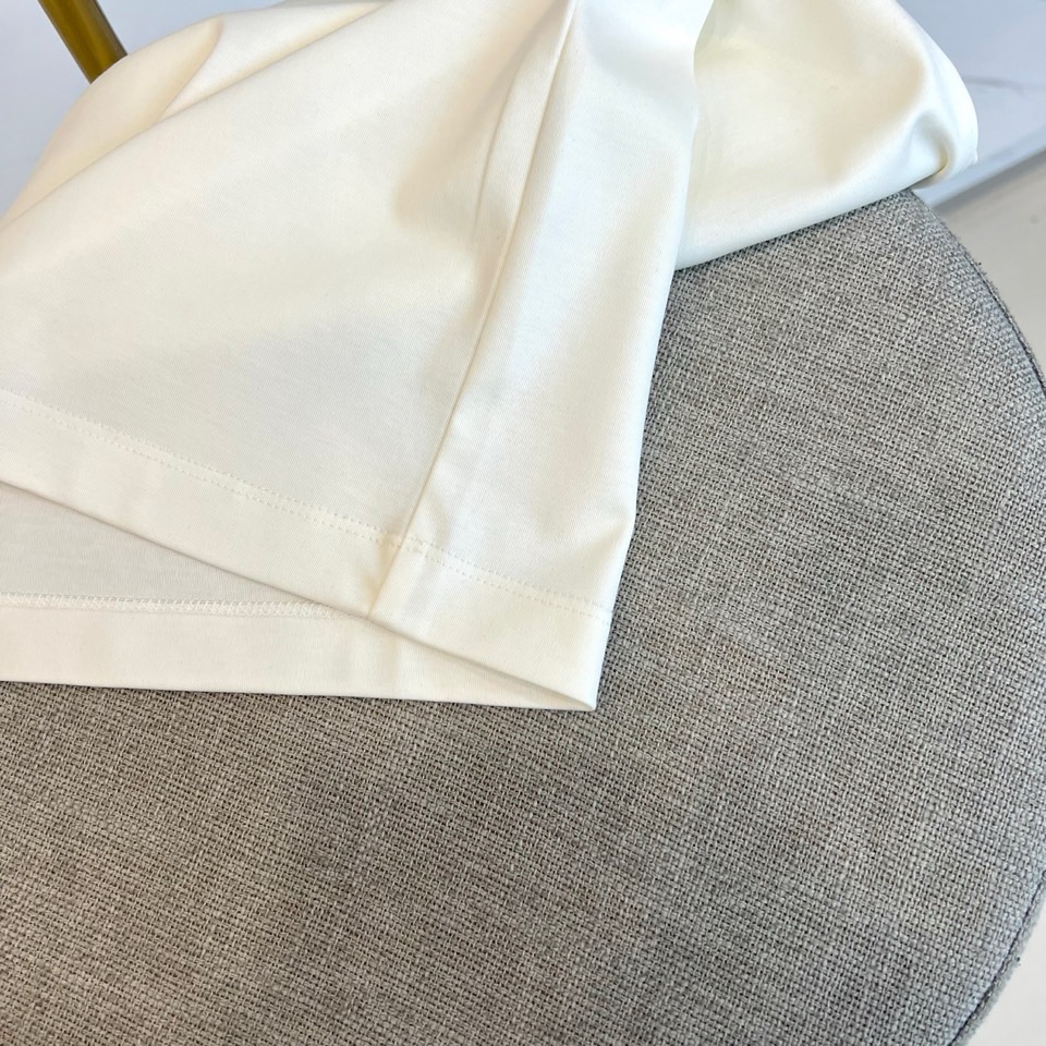 Prad普拉达、2026春夏新品短袖T恤，以纯色诠释极简美学，圆领短袖剪裁流畅利落，贴合身形却不失舒适余