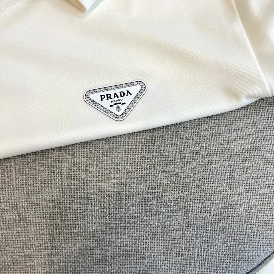 Prad普拉达、2026春夏新品短袖T恤，以纯色诠释极简美学，圆领短袖剪裁流畅利落，贴合身形却不失舒适余