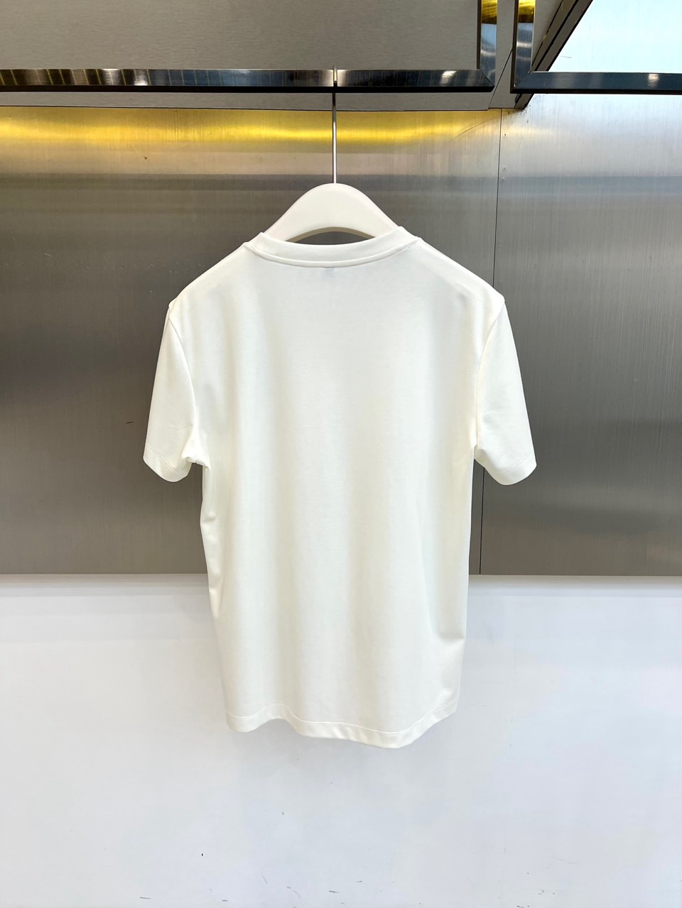 Prad普拉达、2026春夏新品短袖T恤，以纯色诠释极简美学，圆领短袖剪裁流畅利落，贴合身形却不失舒适余