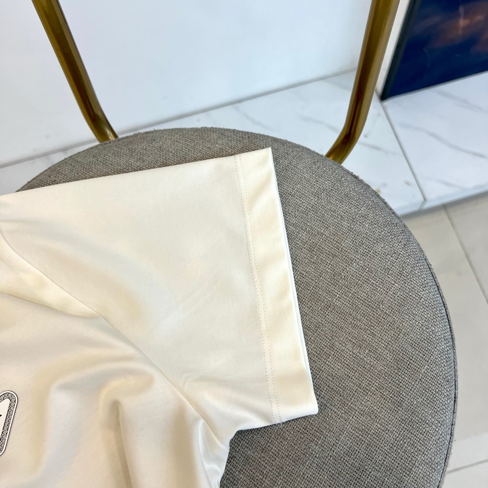 Prad普拉达、2026春夏新品短袖T恤，以纯色诠释极简美学，圆领短袖剪裁流畅利落，贴合身形却不失舒适余