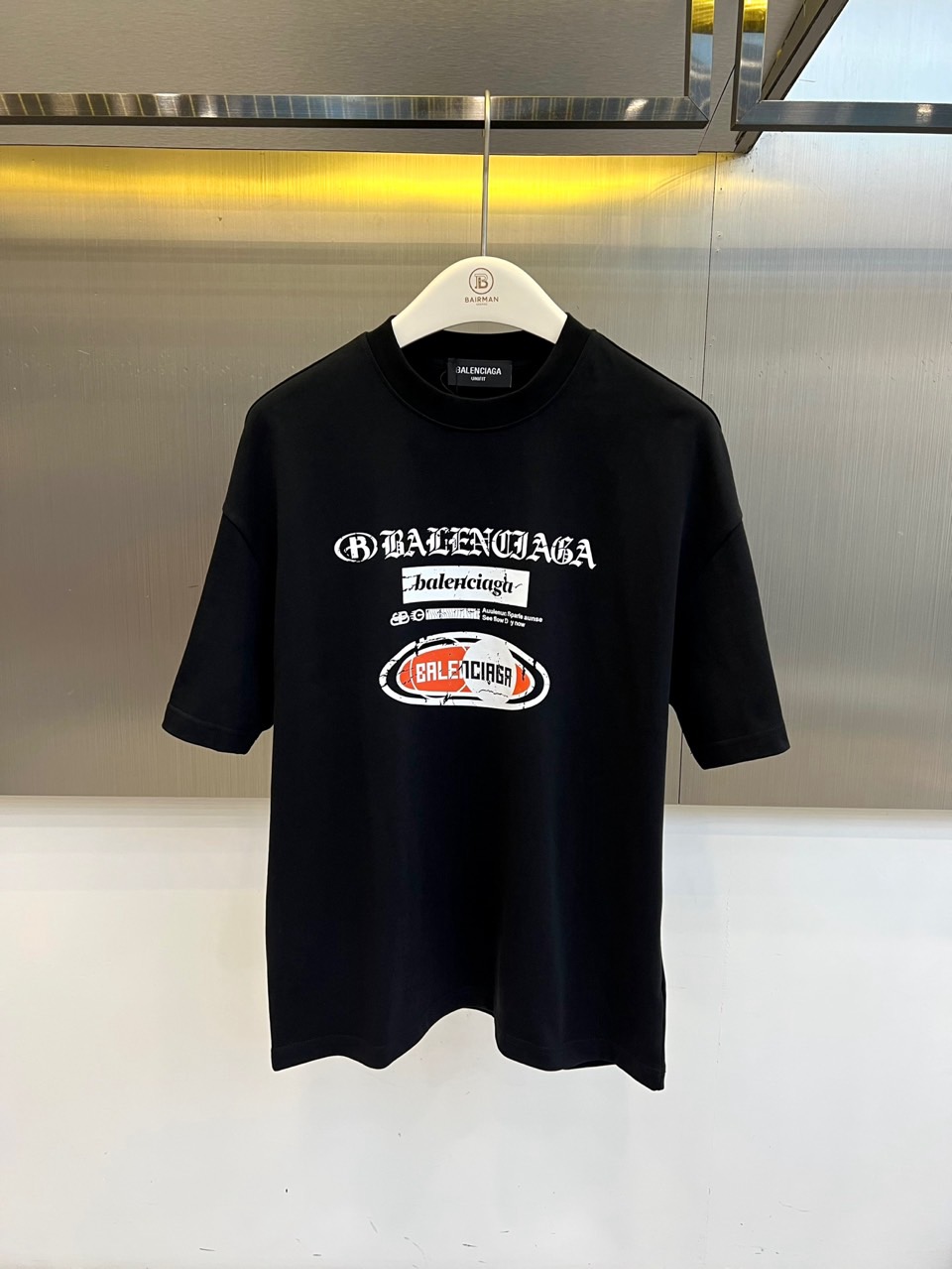 Ba巴黎世家、2026春夏新品短袖T恤系列重磅登场，以纯净底色演绎街头奢华美学。宽松廓形剪裁契合当代潮流