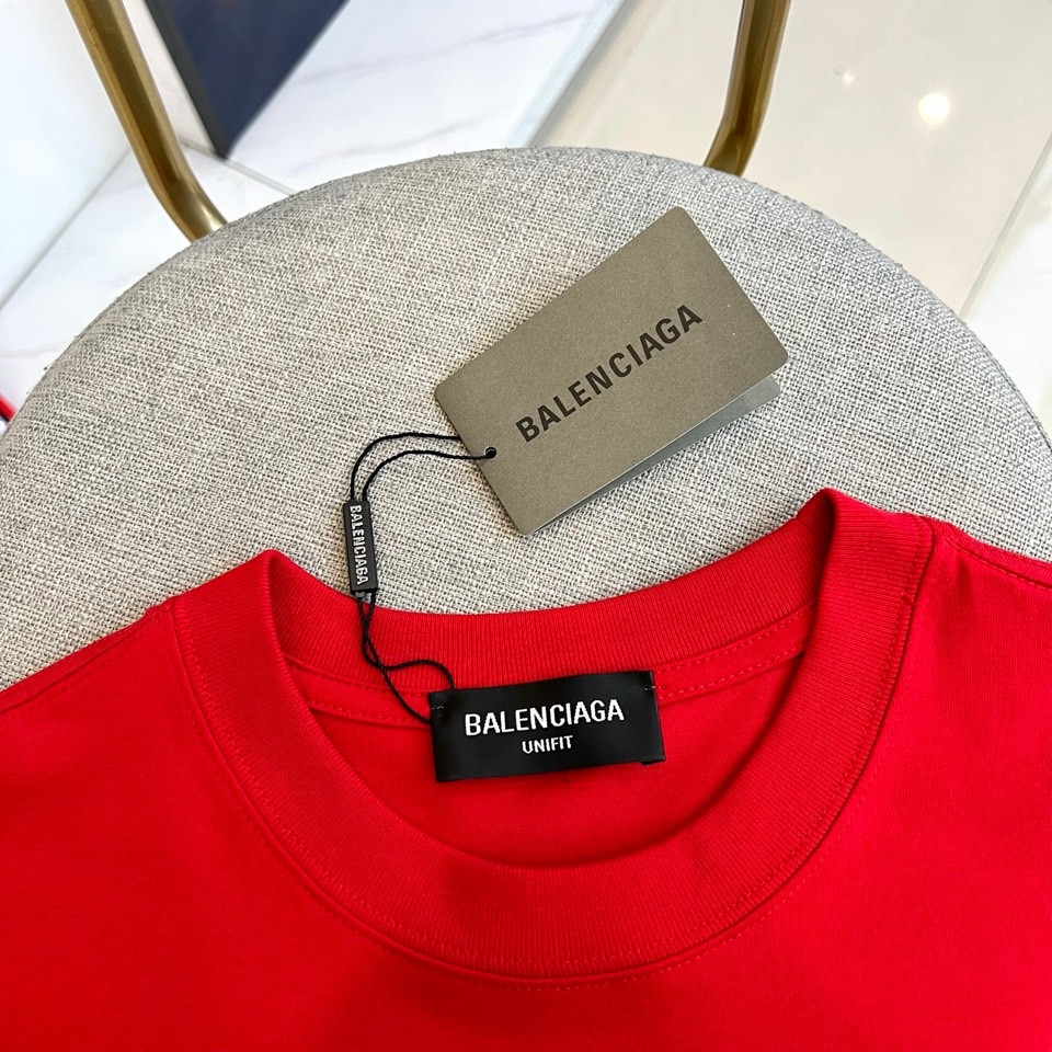 Ba巴黎世家、2026春夏新品短袖T恤系列重磅登场，以纯净底色演绎街头奢华美学。宽松廓形剪裁契合当代潮流