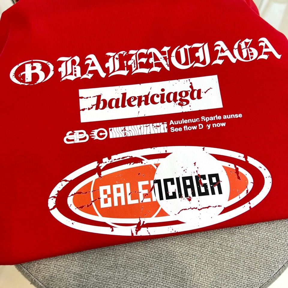 Ba巴黎世家、2026春夏新品短袖T恤系列重磅登场，以纯净底色演绎街头奢华美学。宽松廓形剪裁契合当代潮流