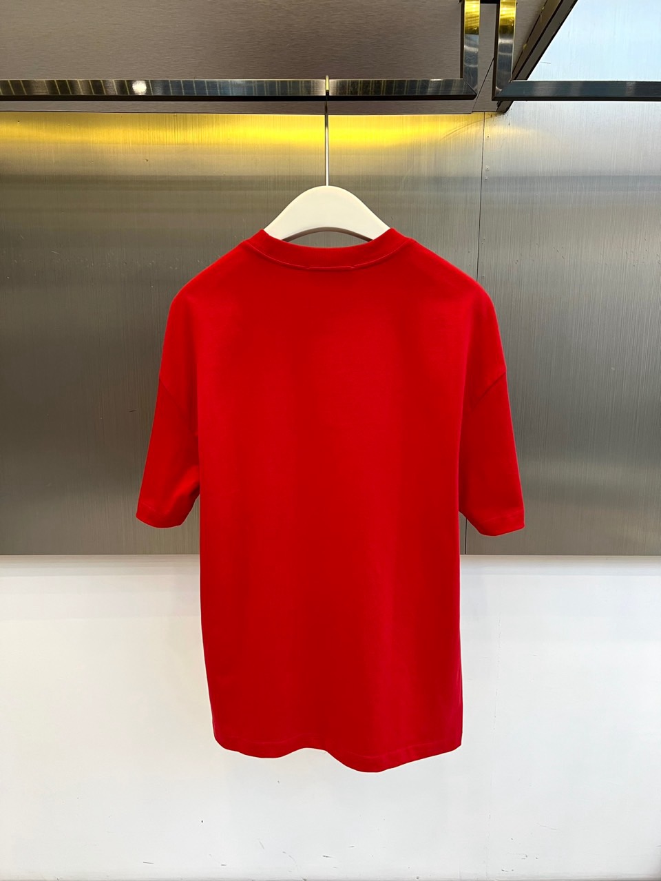 Ba巴黎世家、2026春夏新品短袖T恤系列重磅登场，以纯净底色演绎街头奢华美学。宽松廓形剪裁契合当代潮流