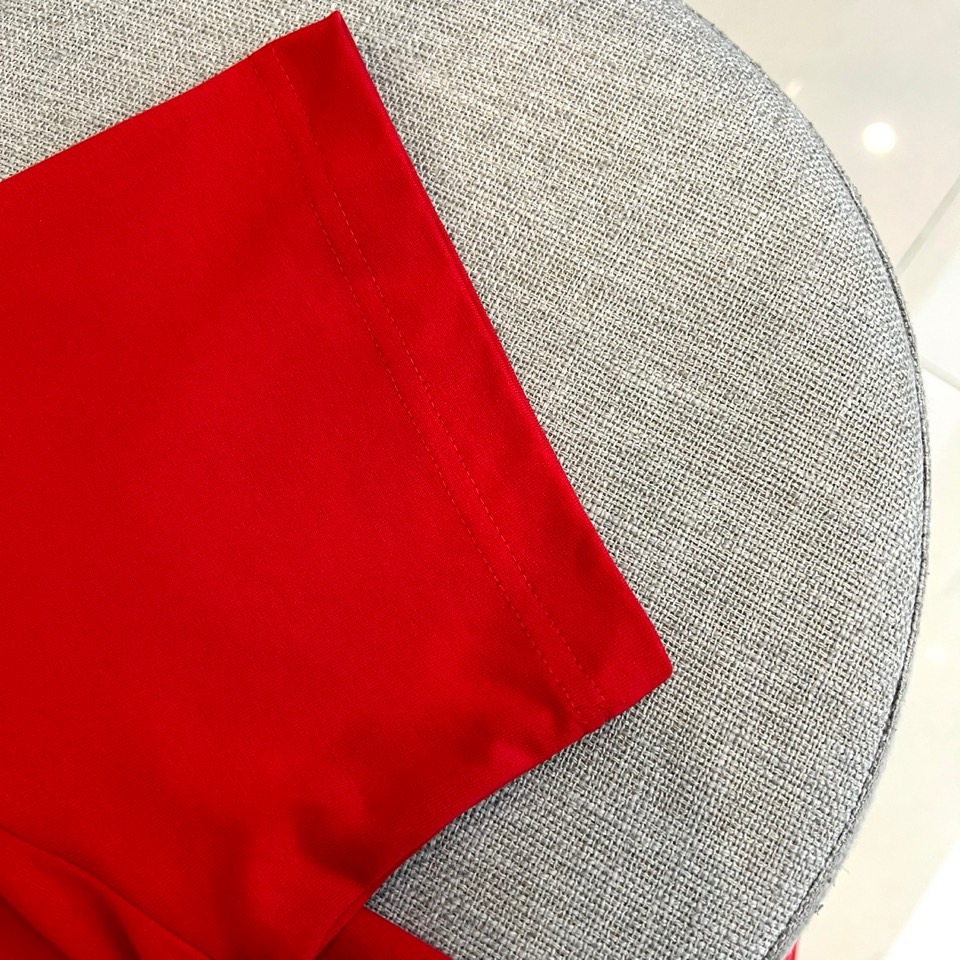 Ba巴黎世家、2026春夏新品短袖T恤系列重磅登场，以纯净底色演绎街头奢华美学。宽松廓形剪裁契合当代潮流