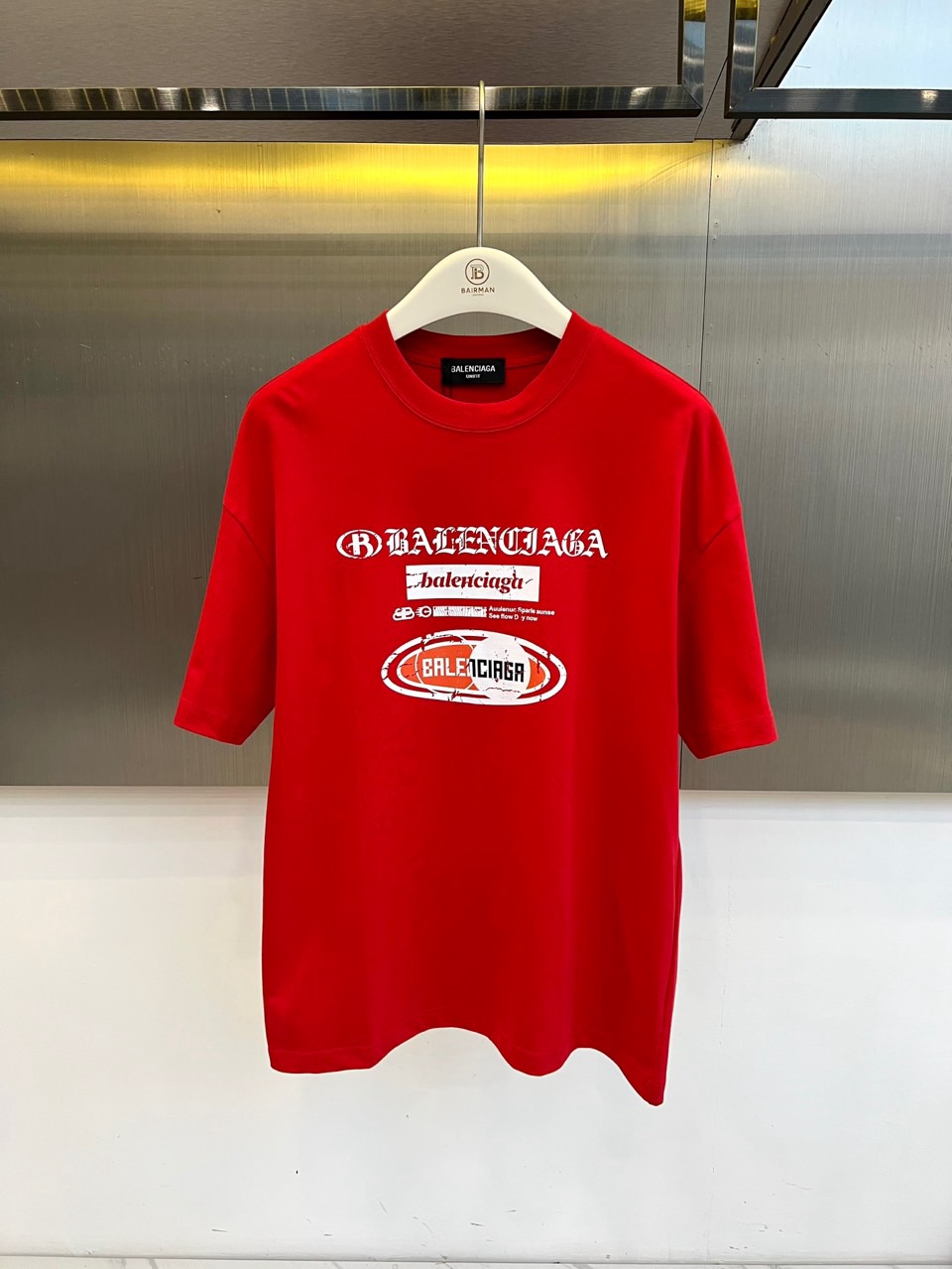 Ba巴黎世家、2026春夏新品短袖T恤系列重磅登场，以纯净底色演绎街头奢华美学。宽松廓形剪裁契合当代潮流