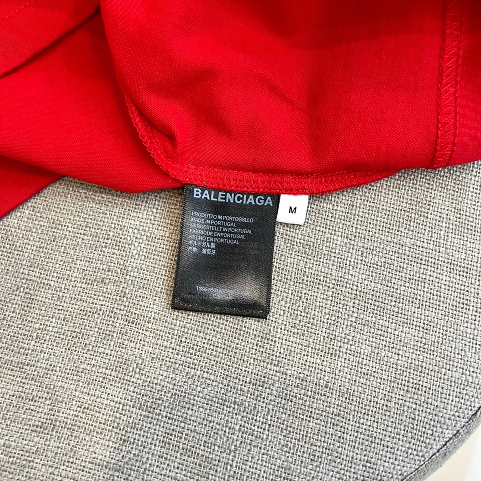 Ba巴黎世家、2026春夏新品短袖T恤系列重磅登场，以纯净底色演绎街头奢华美学。宽松廓形剪裁契合当代潮流