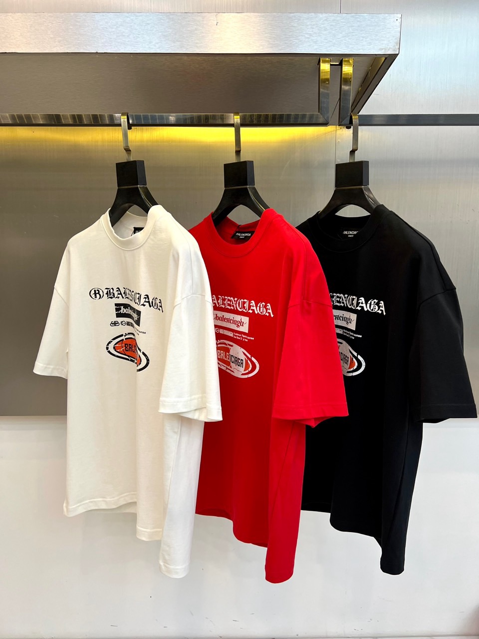 Ba巴黎世家、2026春夏新品短袖T恤系列重磅登场，以纯净底色演绎街头奢华美学。宽松廓形剪裁契合当代潮流