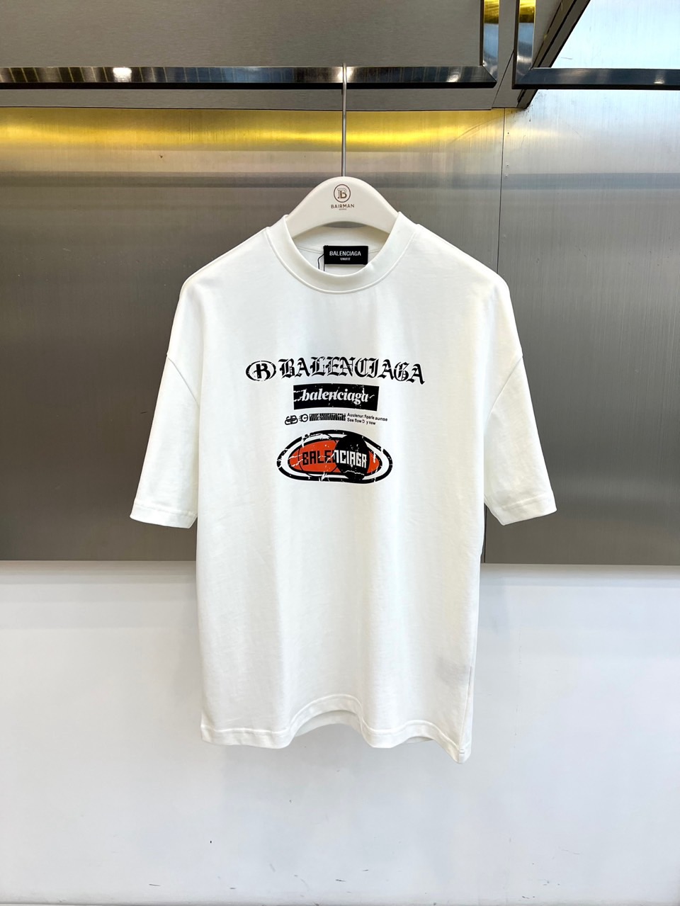 Ba巴黎世家、2026春夏新品短袖T恤系列重磅登场，以纯净底色演绎街头奢华美学。宽松廓形剪裁契合当代潮流