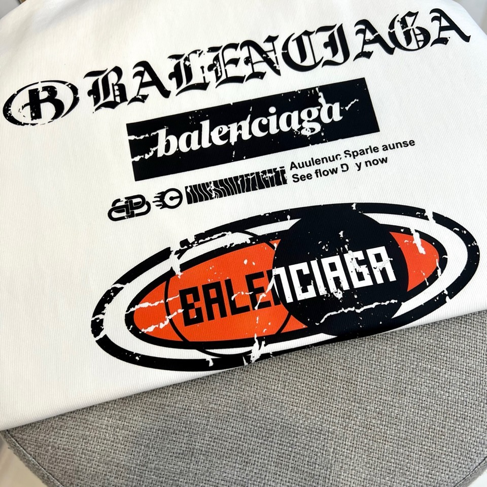 Ba巴黎世家、2026春夏新品短袖T恤系列重磅登场，以纯净底色演绎街头奢华美学。宽松廓形剪裁契合当代潮流