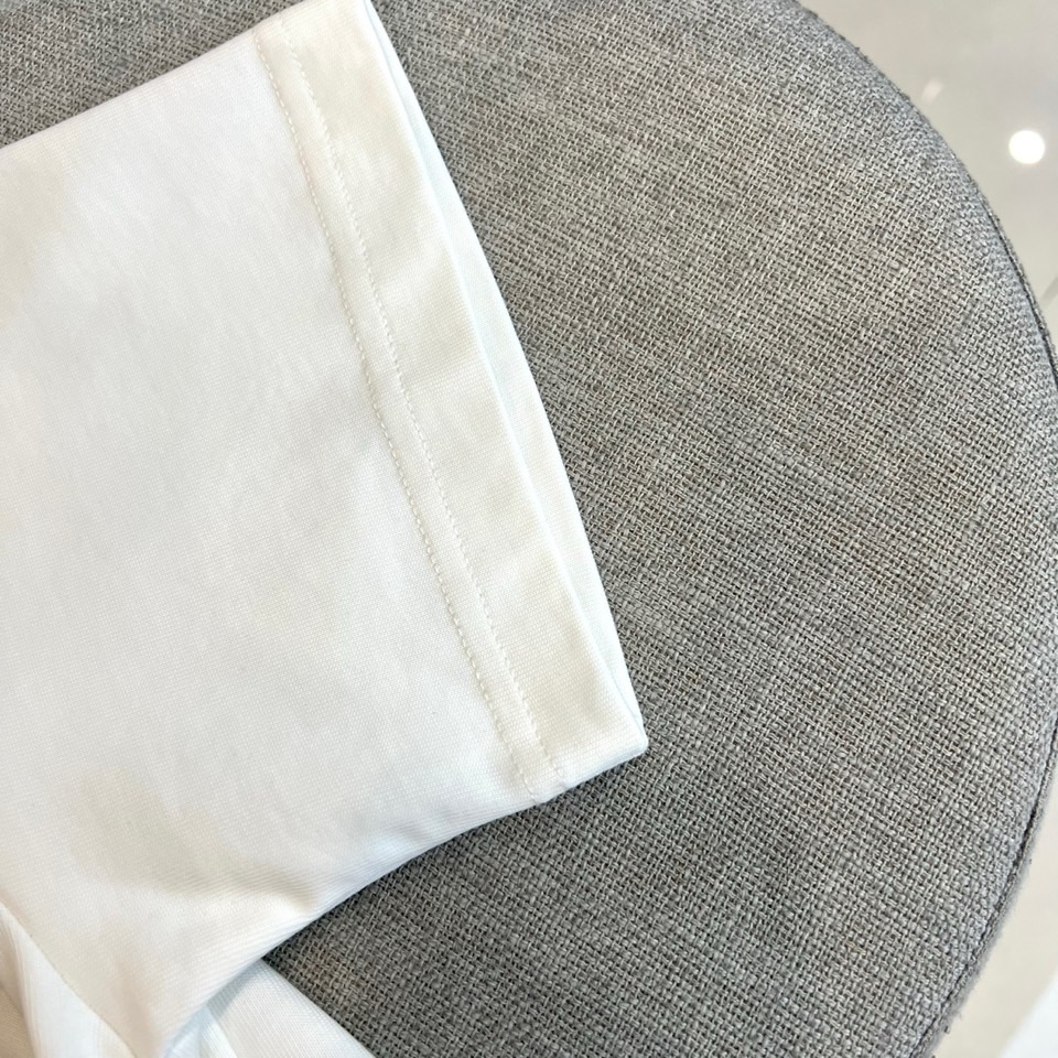 Ba巴黎世家、2026春夏新品短袖T恤系列重磅登场，以纯净底色演绎街头奢华美学。宽松廓形剪裁契合当代潮流