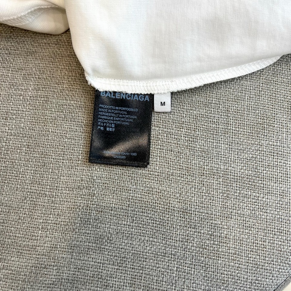 Ba巴黎世家、2026春夏新品短袖T恤系列重磅登场，以纯净底色演绎街头奢华美学。宽松廓形剪裁契合当代潮流