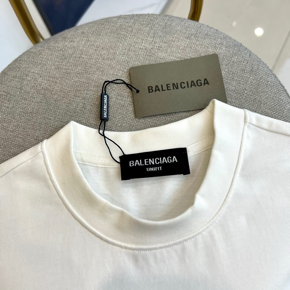 Ba巴黎世家、2026春夏新品短袖T恤系列重磅登场，以纯净底色演绎街头奢华美学。宽松廓形剪裁契合当代潮流